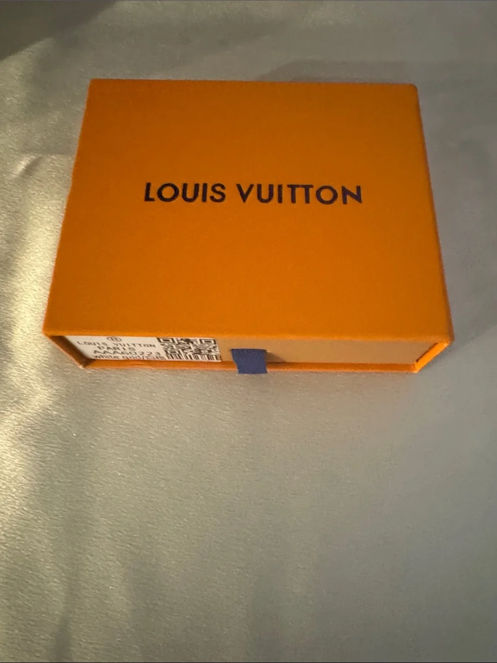 Louis Vuitton Damier Azur Marco wallet in the white and grey checkered leather!